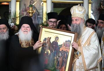 Патријарх Порфирије и игуман Ватопеда архимандрит Јефрем током сусрета у Београду